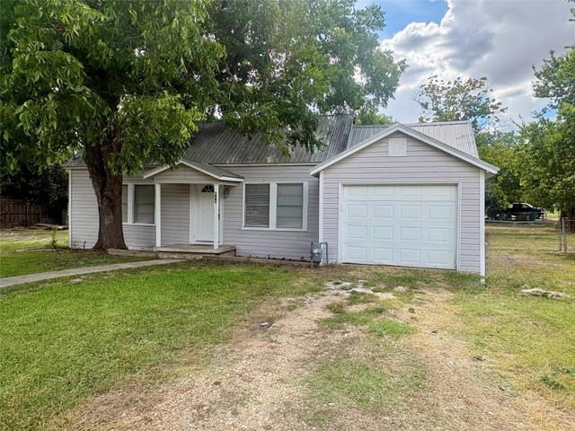 815 Lizzie ST, Taylor, TX 76574