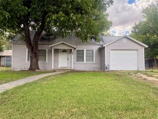 815 Lizzie ST, Taylor, TX 76574