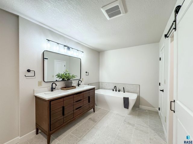 1708 E Ash Grove Cir, Sioux Falls, SD 57108