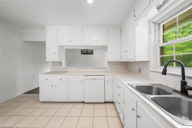 2881 Monticello Drive, Winston-salem, NC 27106