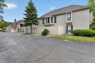 8127 Colony Drive 21, Grosse Ile Township, MI 48138