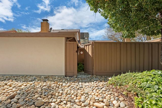 604 Edgebrook Ct, Modesto, CA 95354