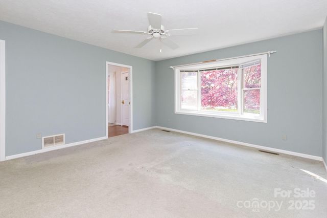 218 Turtle Lane, Hendersonville, NC 28791