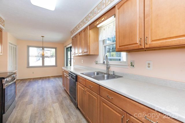 218 Turtle Lane, Hendersonville, NC 28791