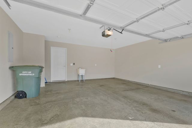 1062 Berra Dr, Springfield, TN 37172