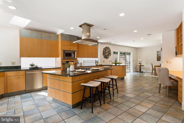 10216 EISENHOWER LN, Great Falls, VA 22066