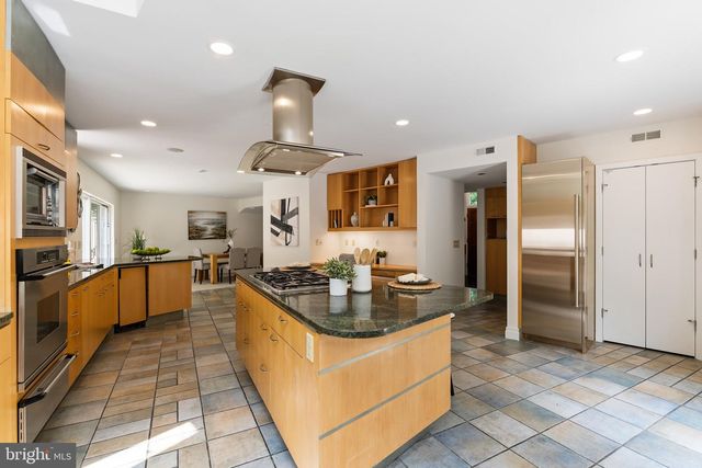 10216 EISENHOWER LN, Great Falls, VA 22066