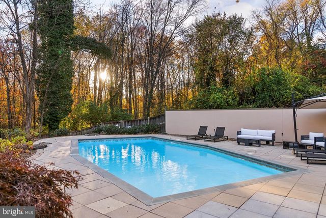 10216 EISENHOWER LN, Great Falls, VA 22066