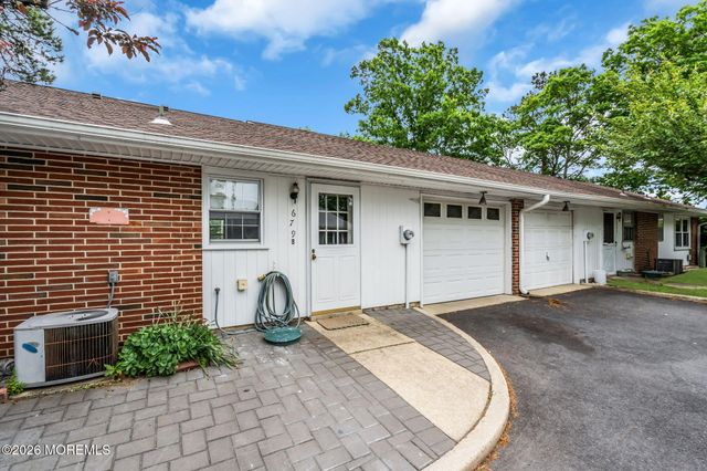 679B New Castle Court, Lakewood, NJ 08701