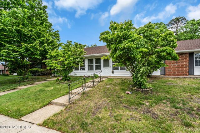 679B New Castle Court, Lakewood, NJ 08701