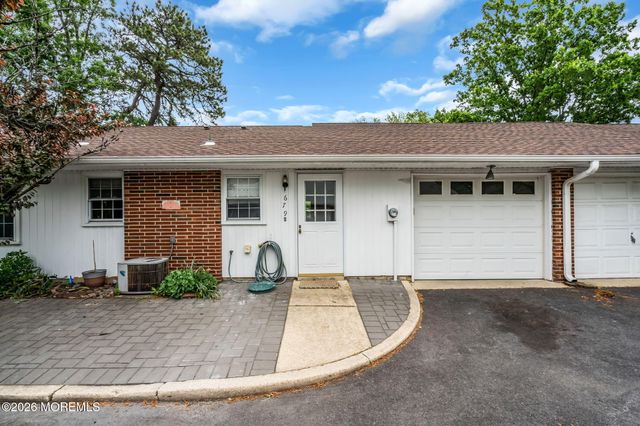 679B New Castle Court, Lakewood, NJ 08701