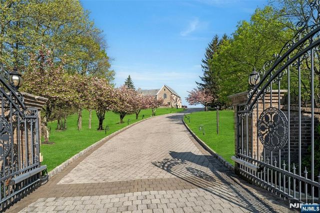 24 Club Way, Cedar Grove, NJ 07009
