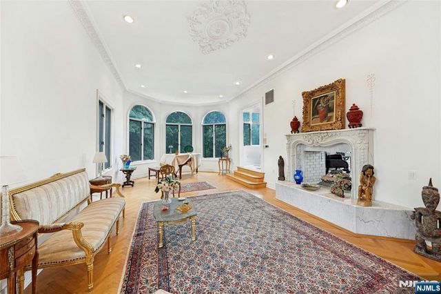 24 Club Way, Cedar Grove, NJ 07009