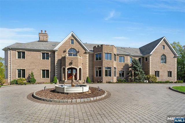 24 Club Way, Cedar Grove, NJ 07009