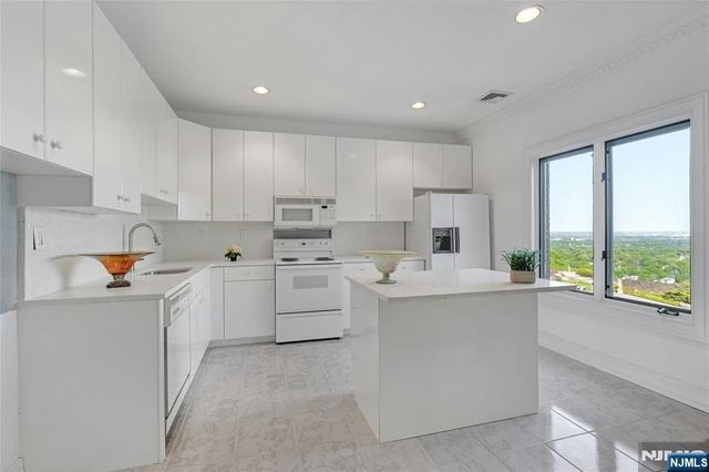 24 Club Way, Cedar Grove, NJ 07009