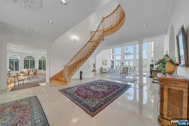 24 Club Way, Cedar Grove, NJ 07009