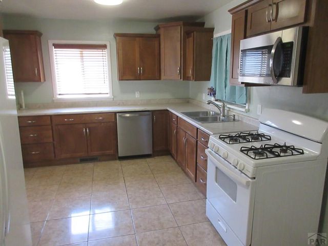 1629 Englewood Dr, Pueblo, CO 81005