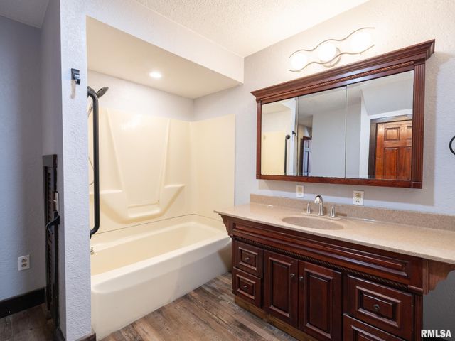 222 E PATTON Avenue, Lewistown, IL 61542