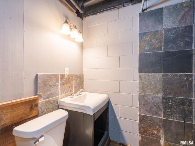 222 E PATTON Avenue, Lewistown, IL 61542