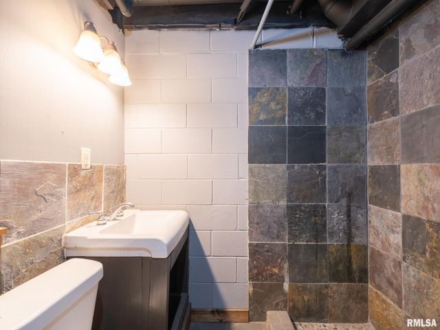 222 E PATTON Avenue, Lewistown, IL 61542