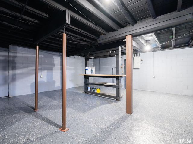 222 E PATTON Avenue, Lewistown, IL 61542