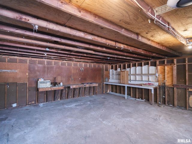 222 E PATTON Avenue, Lewistown, IL 61542