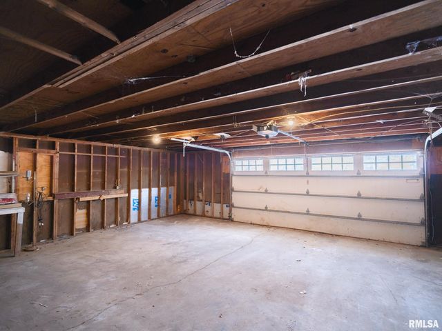 222 E PATTON Avenue, Lewistown, IL 61542