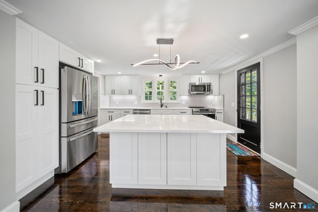 38 Roberts Lane, West Hartford, CT 06107