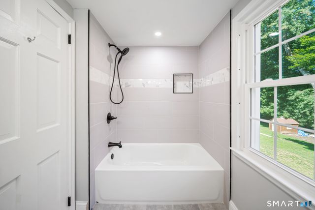 38 Roberts Lane, West Hartford, CT 06107