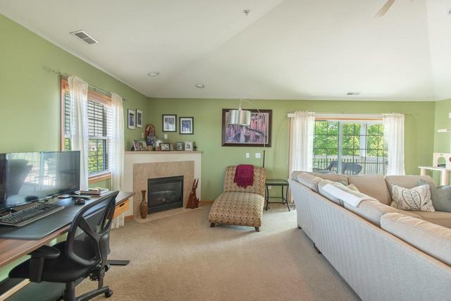 2425 11th PLACE #1002, Kenosha, WI 53140