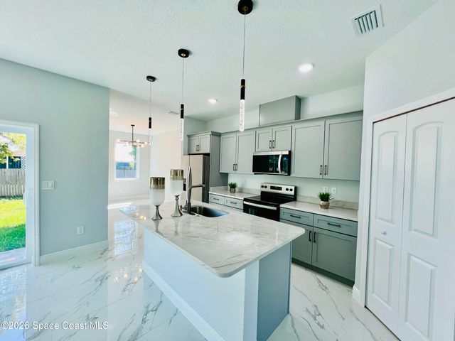 401 Homestead Avenue NE, Palm Bay, FL 32907