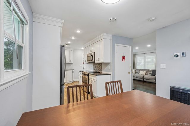 849 Warren Avenue, Thornwood, NY 10594