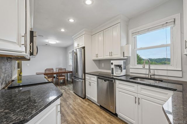 849 Warren Avenue, Thornwood, NY 10594