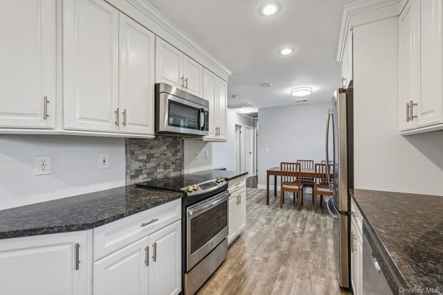 849 Warren Avenue, Thornwood, NY 10594