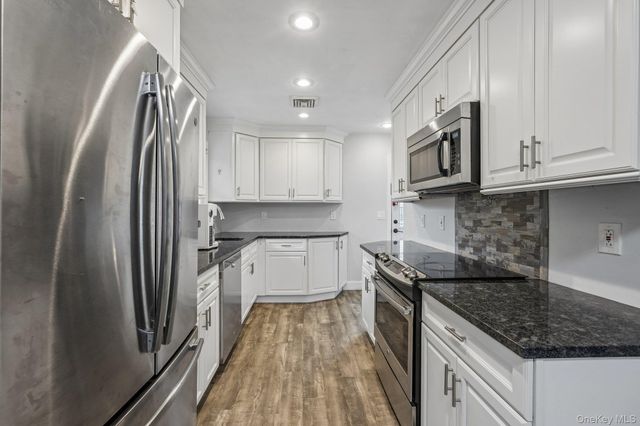849 Warren Avenue, Thornwood, NY 10594