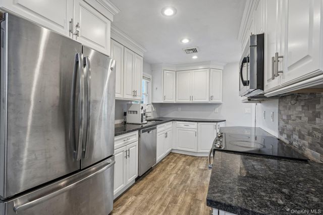 849 Warren Avenue, Thornwood, NY 10594