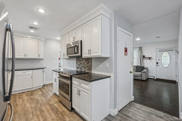 849 Warren Avenue, Thornwood, NY 10594