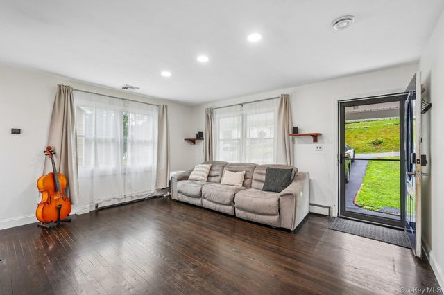 849 Warren Avenue, Thornwood, NY 10594