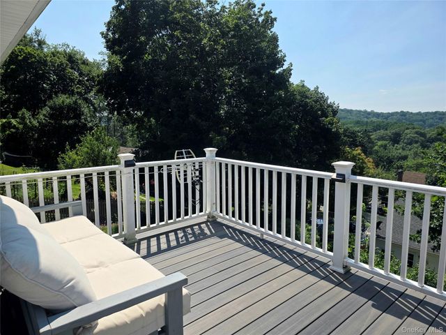 849 Warren Avenue, Thornwood, NY 10594