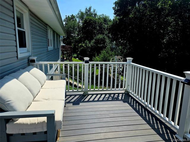 849 Warren Avenue, Thornwood, NY 10594
