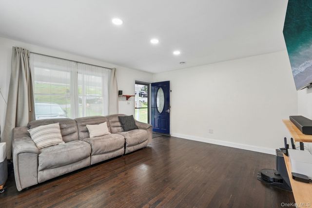 849 Warren Avenue, Thornwood, NY 10594