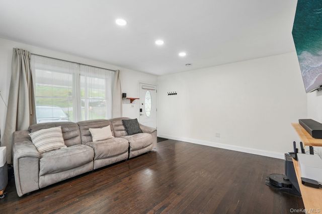 849 Warren Avenue, Thornwood, NY 10594