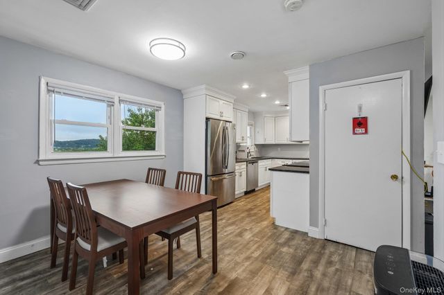 849 Warren Avenue, Thornwood, NY 10594