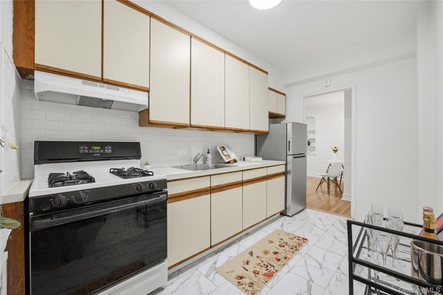 35-35 75th Street 324, Jackson Heights, NY 11372