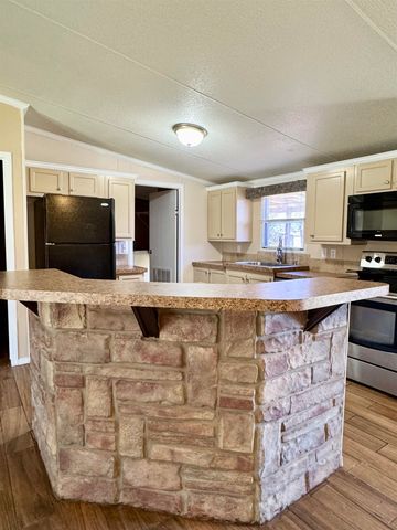 112 Melody Dr, Gladewater, TX 75647