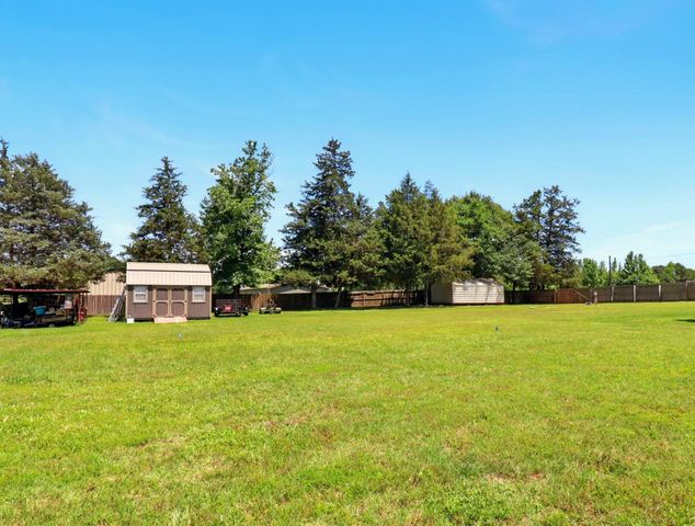 112 Melody Dr, Gladewater, TX 75647