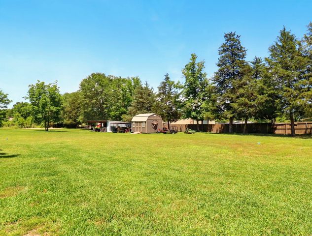 112 Melody Dr, Gladewater, TX 75647