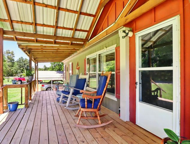 112 Melody Dr, Gladewater, TX 75647