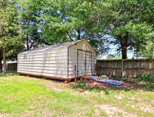 112 Melody Dr, Gladewater, TX 75647