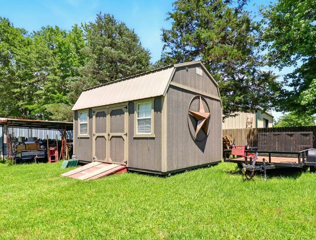 112 Melody Dr, Gladewater, TX 75647